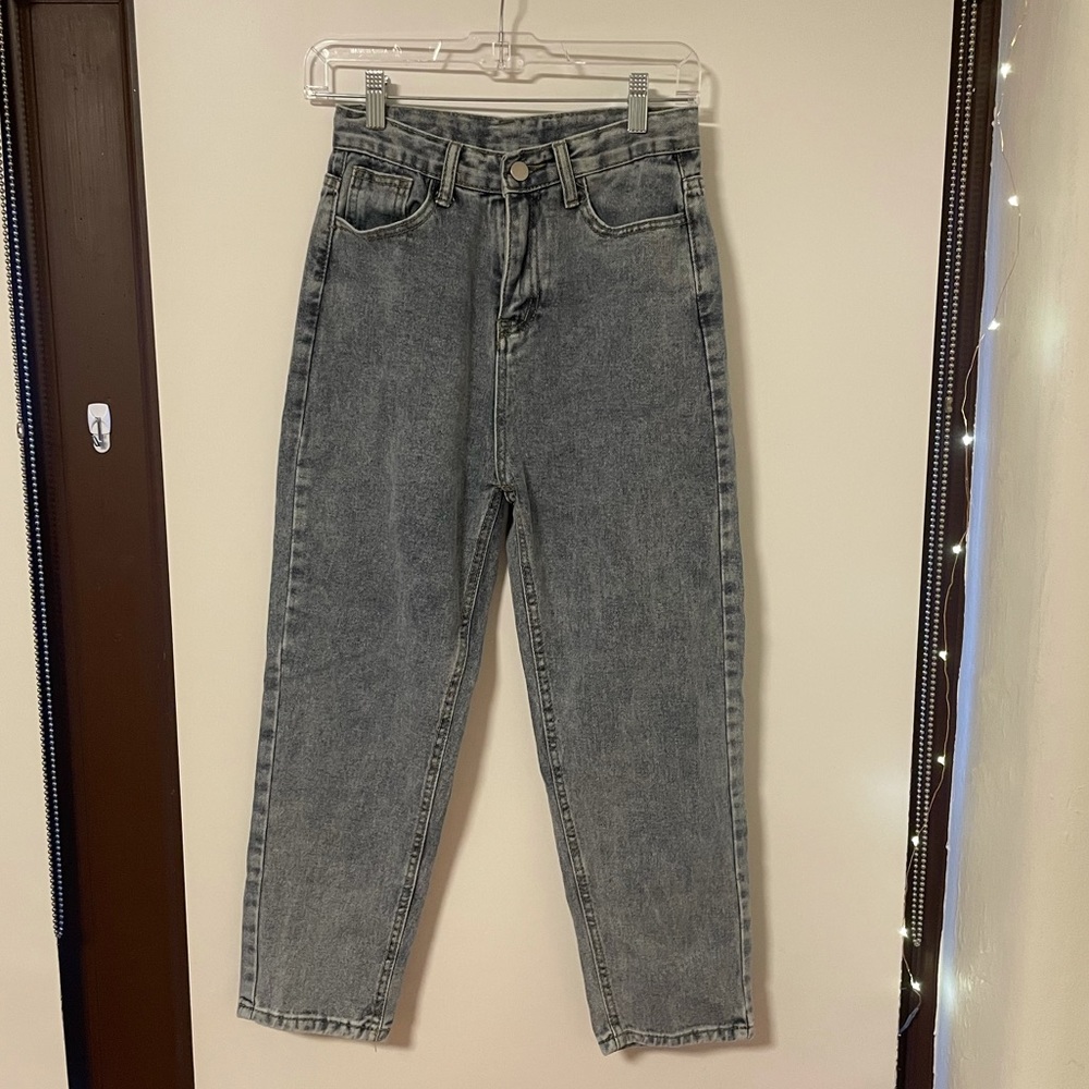 NWOT Medium wash, high rise, mom jeans NEVER WORN!